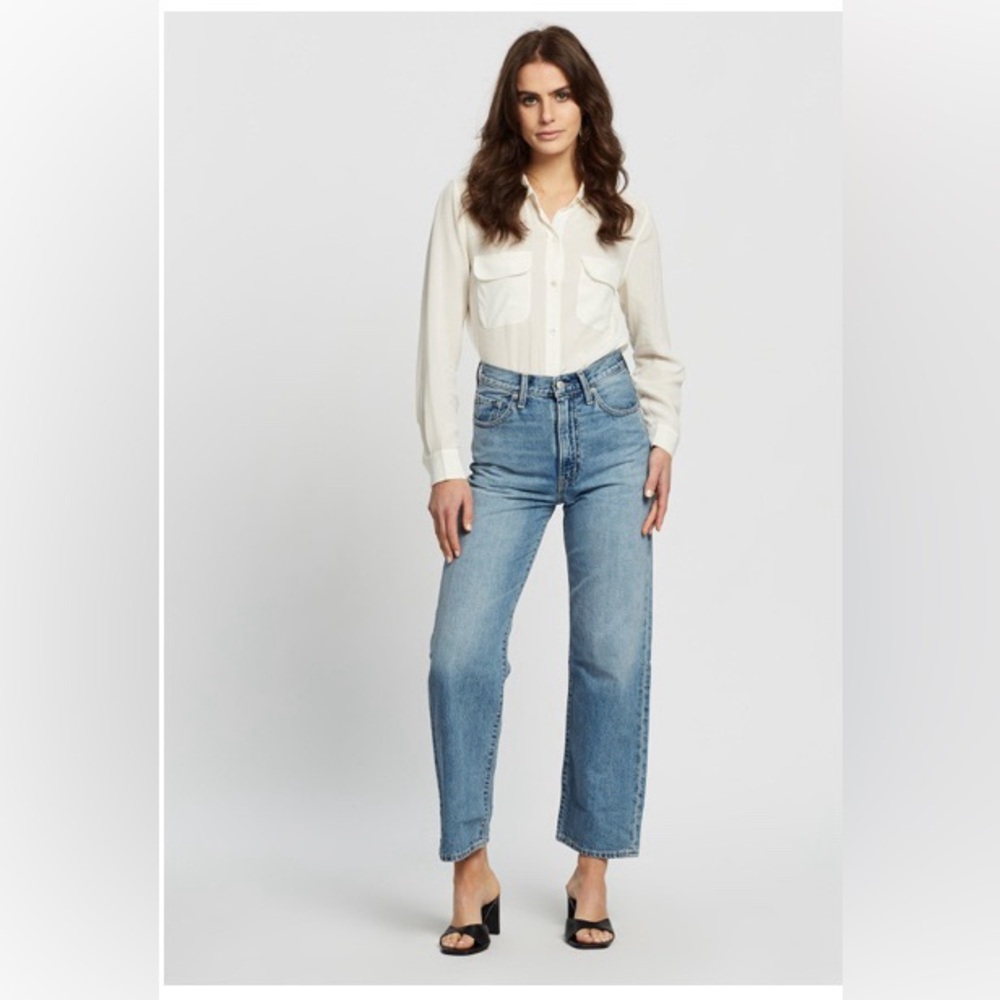 Levi's Women's Size 26 Wellthread Ribcage Straight Jeans In Medium Light Wash - Picture 2 of 15